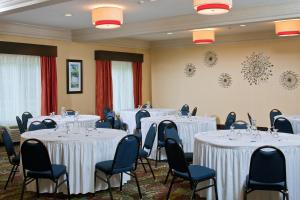 Area bisnis dan/atau ruang konferensi di Holiday Inn Express Hotel & Suites Saginaw, an IHG Hotel