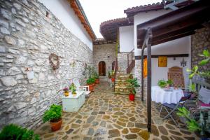 dziedziniec budynku ze stołem i doniczkami w obiekcie Bujtina Kodiket Guesthouse w mieście Berat
