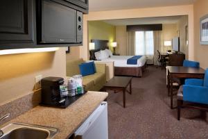 Dapur atau dapur kecil di Holiday Inn Express Hotel & Suites Saginaw, an IHG Hotel