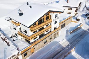 una vista aérea de un edificio en la nieve en Moose Lodge, en Sankt Anton am Arlberg