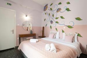 A bed or beds in a room at Kalamata Art Rooms