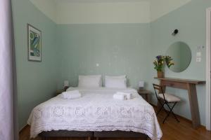 A bed or beds in a room at Kalamata Art Rooms