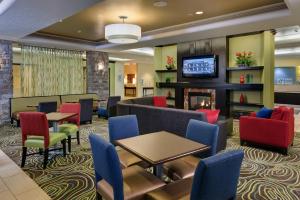 Lounge nebo bar v ubytování Holiday Inn Express Hotel & Suites Saginaw, an IHG Hotel