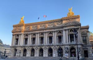 パリにあるHoliday Inn Paris Opéra - Grands Boulevards, an IHG Hotelの旗の大きな建物