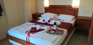 A bed or beds in a room at Apartmenthotel Sithon