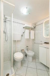 een badkamer met een toilet, een douche en een wastafel bij Il Conero Mare in Numana