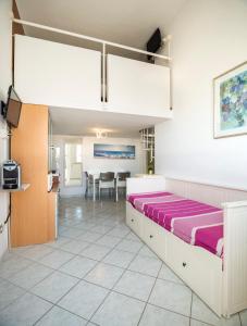 een slaapkamer met een bed en een eetkamer bij Il Conero Mare in Numana