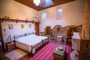 Rúm í herbergi á Bujtina Kodiket Guesthouse