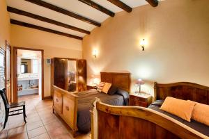 ein Schlafzimmer mit einem Bett und einem Tisch in einem Zimmer in der Unterkunft Agroturisme Sant Dionis in Campllong