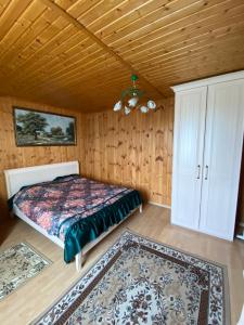 レスノイにあるHoliday Home On Zelenayaのベッドルーム1室(ベッド1台、ラグ2枚付)