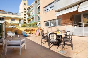 patio ze stołem i krzesłami na balkonie w obiekcie Lets Holidays Terrace Barcelona w Barcelonie