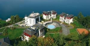 una vista aérea de un gran edificio en una isla en Suiten-Aparthotel AENEA en Reifnitz