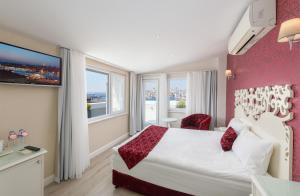 Postel nebo postele na pokoji v ubytování Dream Bosphorus Hotel
