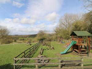 einen Spielplatz mit Rutsche und Spielstruktur in der Unterkunft Daisy Cottage in Matlock