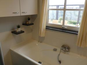 オーステンデにあるVakantiewoning De Nachtegaalの窓のある浴室の浴槽 +35枚の写真