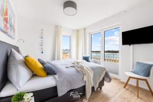 a bedroom with a bed with a view of the ocean at Schleijuwel in Olpenitz