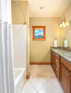 ein Bad mit einer Badewanne, einer Dusche und einem Waschbecken in der Unterkunft WorldMark Chelan - Lake House in Chelan