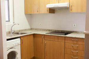 Kuchyň nebo kuchyňský kout v ubytování Apartaments Las Dunas