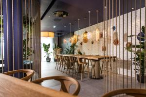Suiten-Aparthotel AENEA餐厅或其他用餐的地方