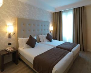 Łóżko lub łóżka w pokoju w obiekcie Windsor Hotel Milano