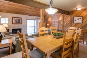- une salle à manger et un salon avec une table et des chaises en bois dans l'établissement Ridge - 2682, à Elkhorn Village