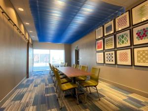 a conference room with a wooden table and chairs at Holiday Inn Express & Suites - Aurora by IHG in Aurora +66 photos