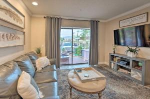 uma sala de estar com um sofá de couro e uma televisão em Cozy-Chic Condo with Pool Access 1 Block to Beach! em Lake Havasu City