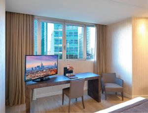 Telewizja i/lub zestaw kina domowego w obiekcie Windsor Hotel Milano