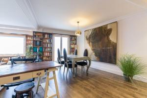 jadalnia ze stołem i krzesłami w obiekcie Colon Zurriola IB Apartments w mieście San Sebastián