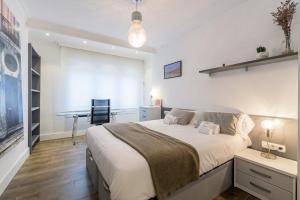 Łóżko lub łóżka w pokoju w obiekcie Colon Zurriola IB Apartments