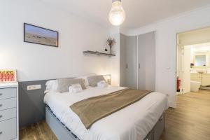 Łóżko lub łóżka w pokoju w obiekcie Colon Zurriola IB Apartments