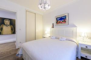 Łóżko lub łóżka w pokoju w obiekcie Colon Zurriola IB Apartments