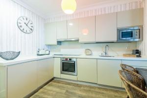 Kuchnia lub aneks kuchenny w obiekcie Colon Zurriola IB Apartments