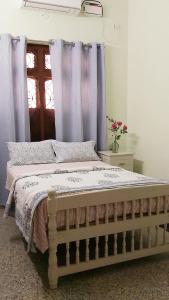 Tempat tidur dalam kamar di VILLA SANDRIN-Near White Town and Beach