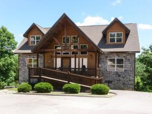 una casa con porche y techo de gambrel en Lodge 371 en Branson