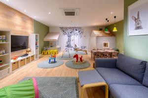 un soggiorno con divano e un'area giochi per bambini. di Manor West Hotel & Leisure Club a Tralee