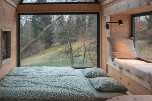 Letto o letti in una camera di ENJOY COZY Tree House Hills Forest Gardens Beautiful Views Sauna Hotbath