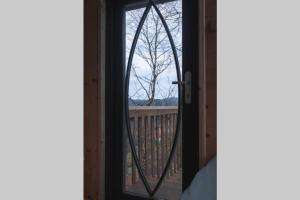 Balcone o terrazza di ENJOY COZY Tree House Hills Forest Gardens Beautiful Views Sauna Hotbath