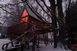 ENJOY COZY Tree House Hills Forest Gardens Beautiful Views Sauna Hotbath durante l'inverno