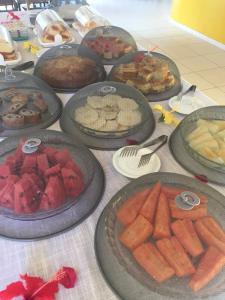 una mesa con muchos tipos diferentes de comida en ella en Pousada Lagoa Da Pedra en Imbassai