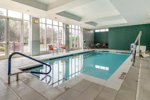 - une piscine dans une chambre d'hôtel avec piscine dans l'établissement Holiday Inn Atlanta-Gas South Arena Area, an IHG Hotel, à Duluth
