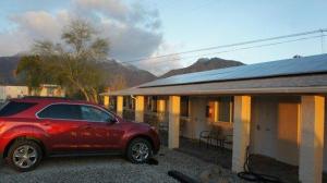 博雷戈斯普林斯Borrego Springs Motel的一辆红色汽车停在一栋建筑物前