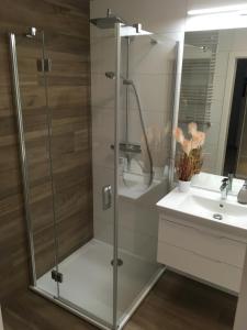 Kúpeľňa v ubytovaní Apartament S&S Nadmorskie Tarasy Kołobrzeg D302
