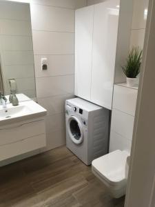 Kúpeľňa v ubytovaní Apartament S&S Nadmorskie Tarasy Kołobrzeg D302
