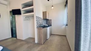 Una cocina con fregadero y encimera en una habitación. en Vento Studios, en Laganas