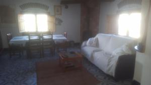 Ein Sitzbereich in der Unterkunft Casa La Paransa - Casa Rural con Piscina - Relajarse y Desconectar