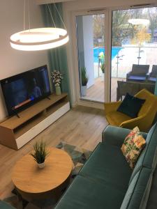 Televízia a/alebo spoločenská miestnosť v ubytovaní Apartament S&S Nadmorskie Tarasy Kołobrzeg D302