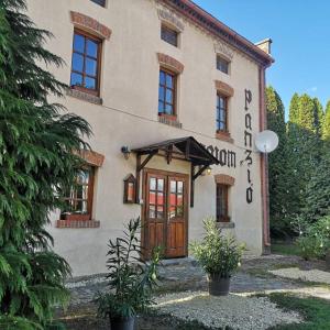 un bâtiment avec un panneau à l'avant dans l'établissement Őrségi Malom Panzió, à Bajánsenye