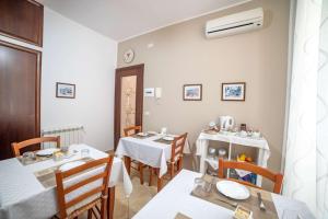comedor con 2 mesas y sillas en Dionisio House, en Taormina