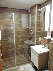 bagno con doccia e lavandino di Apartman Magic Zlatibor-Čajetina a Čajetina